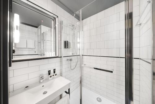 Bathroom, D8 Hotel in City Center - Belváros