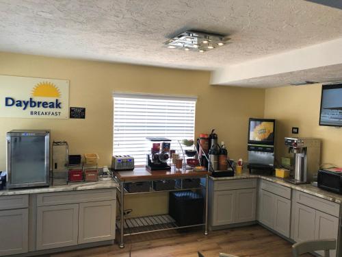 Days Inn by Wyndham Bradenton I-75 - image 6