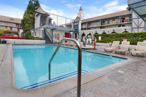 Castle Inn and Suites Anaheim - image 7