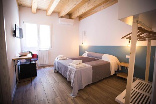 Deluxe Double Room image 6