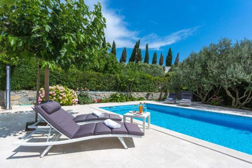 Family friendly apartments with a swimming pool Podstrana Split - 15040
