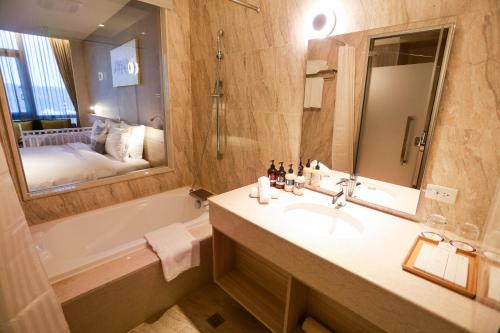 room detail thumbnail 2