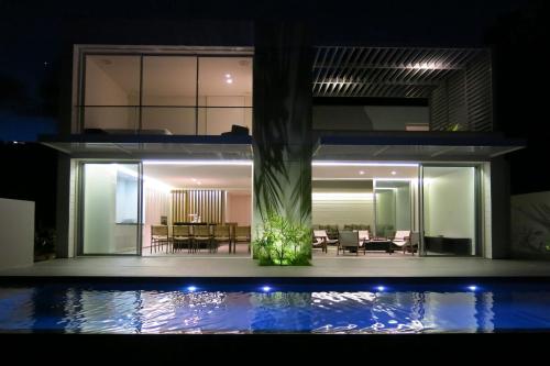 Luxury waterfront villa with swimming pool MQFR08