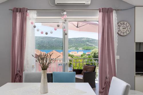  Cozy modern apartment with swimming pool 4+1, Pension in Marina