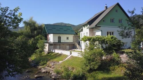  Riverview apartment Three Springs Tri Zvira, Unterkunft in Zamost