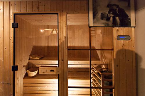 ซาวน่า, Hotel Monaco in ฟาโร