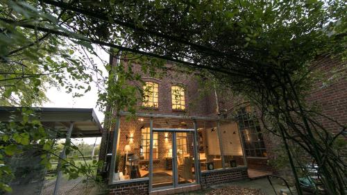 Grosse Luxus-Ferienwohnung im alten Lokschuppen - image 3