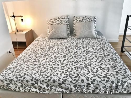 Homelivia, Appart FRIDA, mezzanine, déco raffinée et balcon