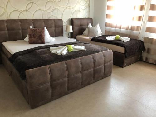 1 king bed, 2 twin beds, 1 sofa bed