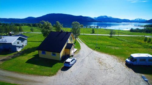 1 Room in The Yellow House, close to Airport & Lofoten Evenskjer