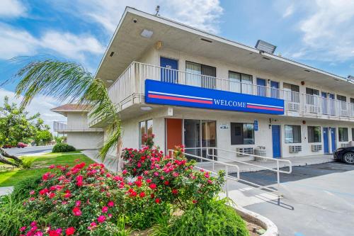 Motel 6-Bakersfield, CA - Airport