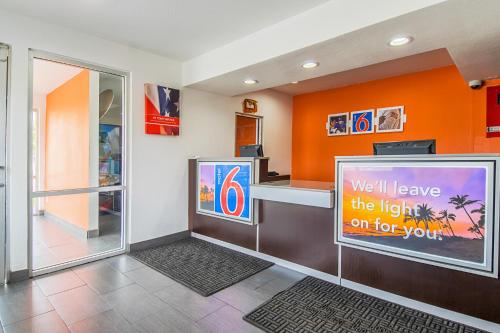 ล็อบบี้, Motel 6 Bakersfield, CA - Airport in เบเคอร์สฟิลด์ (CA)