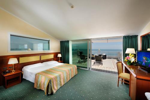 Deluxe Double or Twin Room with Sea View