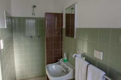 Bathroom, Figtree Hotel Wollongong in Figtree
