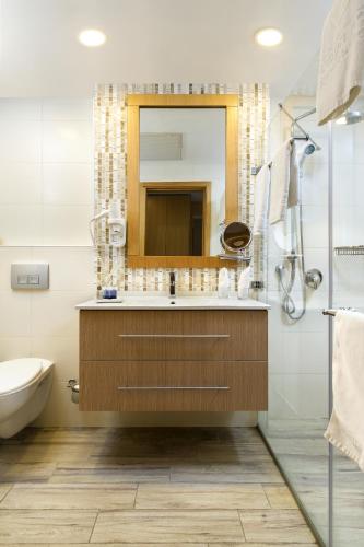 Economy Double or Twin Room image 10