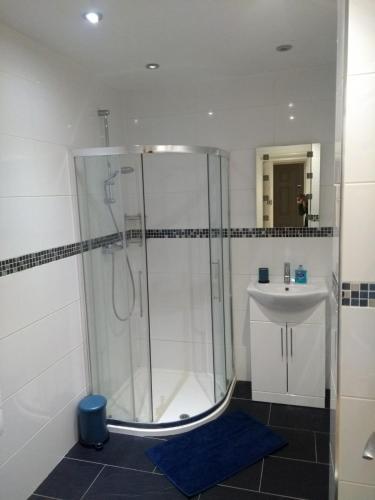 Bathroom, Clifton Apartment in Luton Airport