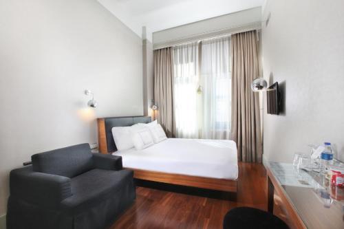 1 queen bed, 1 sofa bed