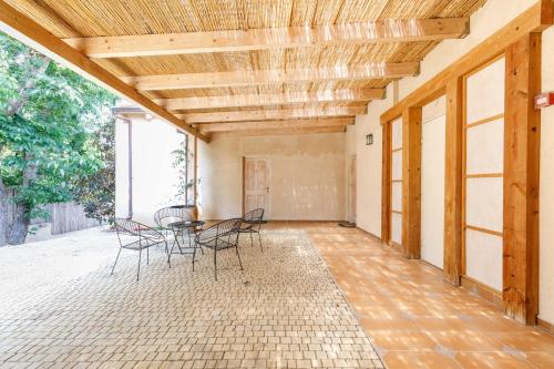 บริการและสิ่งอำนวยความสะดวก, สมาดาร์-อินน์ (Smadar-Inn) in ซิครอน ยาอาคอฟ