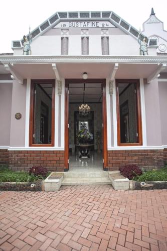 B&B Malang - Huis Van Gustafine Floor 2 - Bed and Breakfast Malang