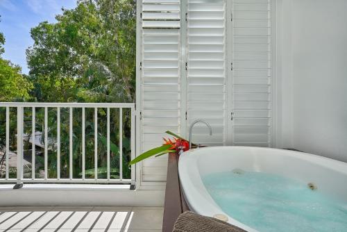 Palm Cove Paradise - Couples spa beach getaway