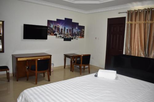 Cascade Hotel in เทซาโน