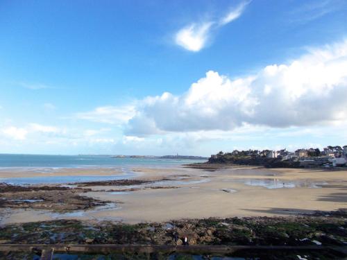 Dinard Centre Appartement Moderne avec Terrasse - image 6