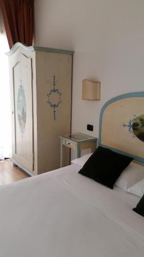 Single Room image 8