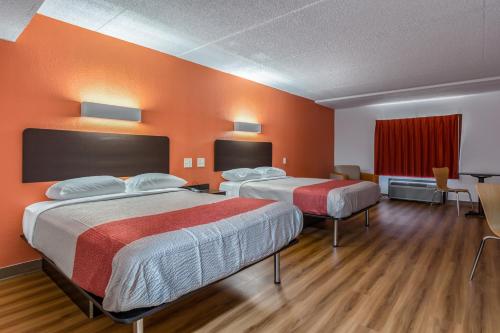 2 queen beds