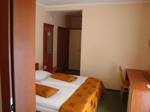1 double bed, 2 twin beds
