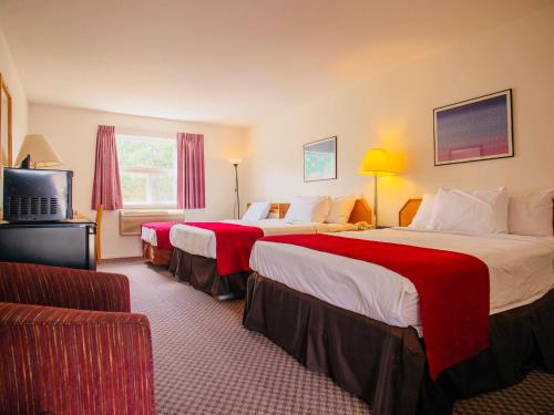 3 queen beds
