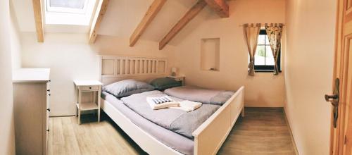 1 queen bed, 1 sofa bed