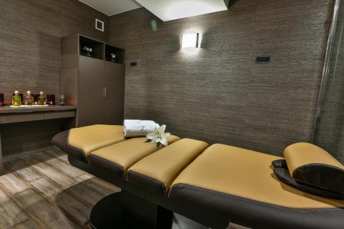 153130868 Hotel Zeta