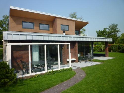 Lavish Villa in Kamperland with Garden