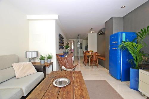 Blue fridge apartmen · Blue fridge apartmen · Ideal for couples, near beach and well connected - Apartment - Vilassar de Mar