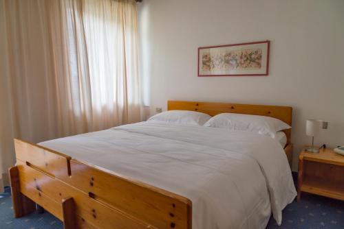 4 twin beds