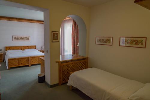 1 queen bed, 2 sofa beds