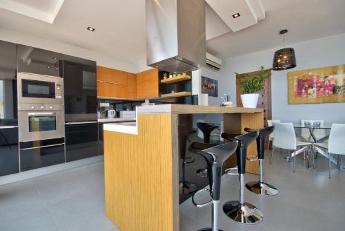 Magnificent Seafront 2-bedroom Sliema penthouse - image 5