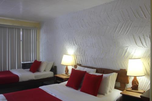 1 queen bed, 1 twin bed