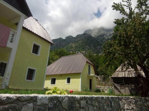 Viesnīcas āriene, Bujtina Ahmetaj in Vrita