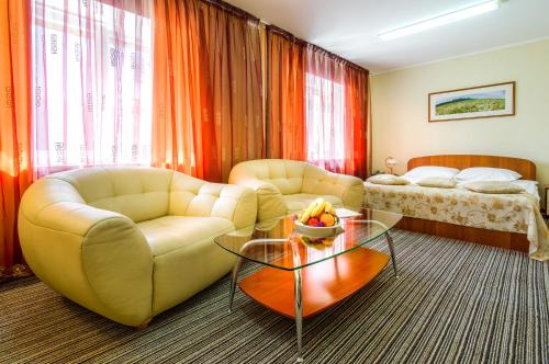 Raziotel Kryvyi Rih Raziotel Kryvyi Rih is conveniently located in the popular Kryvy Rih area. Both business travelers and tourists can enjoy the hotels facilities and services. 24-hour front desk, luggage storage, vale