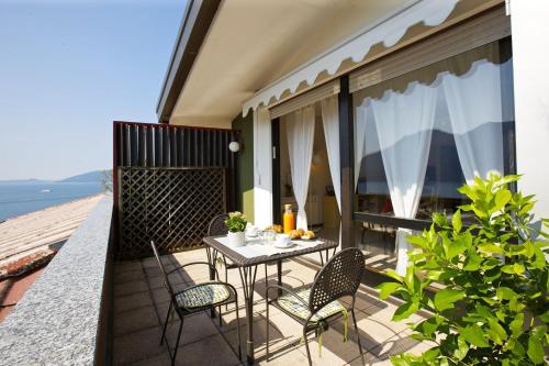 Studio Apartment with Balcony and Bathtub