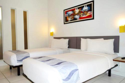 Hotel Koening The 2-star Hotel Koening offers comfort and convenience whether youre on business or holiday in Cirebon. Offering a variety of facilities and services, the hotel provides all you need for a good nigh