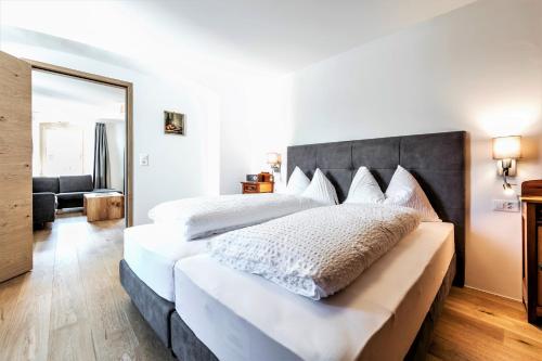 1 king bed, 1 sofa bed