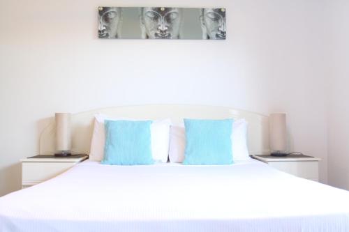 Koala Cove Holiday Apartments Stop at Koala Cove Holiday Apartments to discover the wonders of Gold Coast. The hotel offers a wide range of amenities and perks to ensure you have a great time. Service-minded staff will welcome and