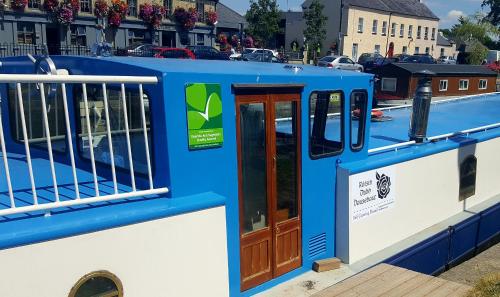 Roisin Dubh Houseboat