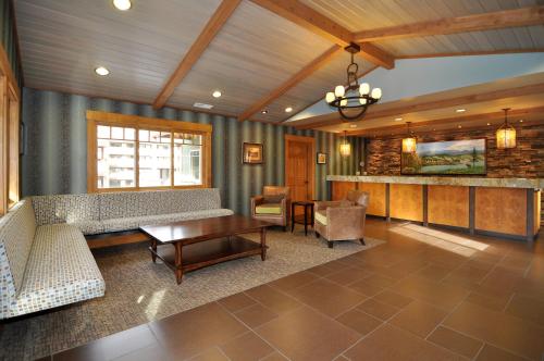 Lakeside Lodge and Suites - 로비