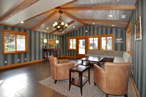 Lakeside Lodge and Suites - 로비