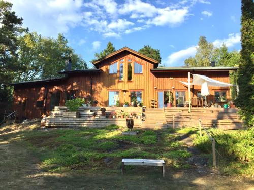 Wonderful wooden house next to lake and Stockholm archipelago