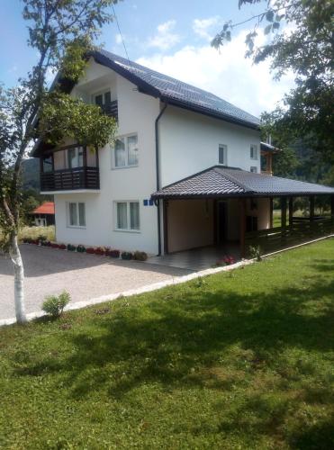  Apartments Paradise, Unterkunft in Ličko Petrovo Selo
