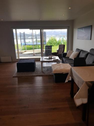 Apartment near the airport with ocean view in Kvaloysletta